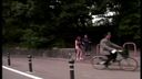 （無）昼間の公園でダイナマイトボディ＋非日常的姿で野外撮影